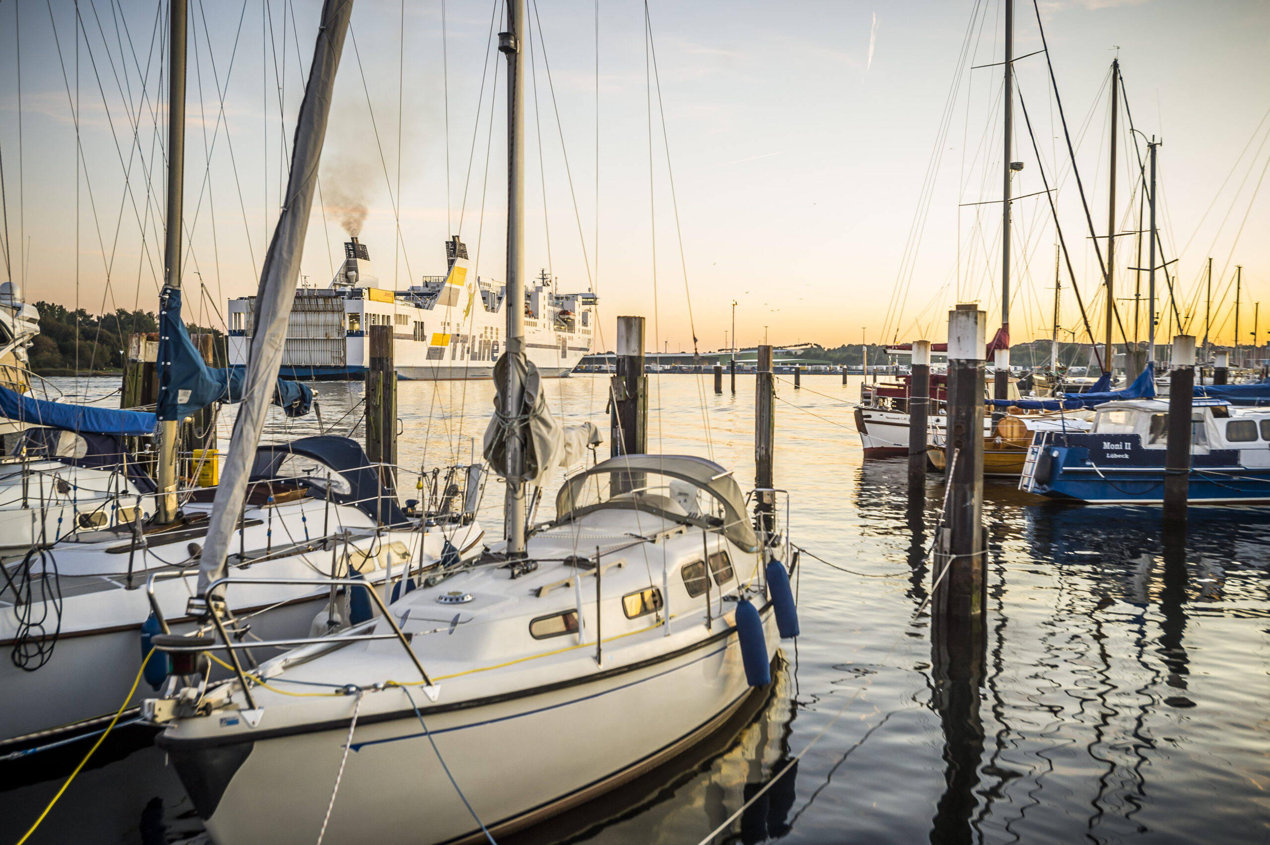 Schiffe im Abendlicht am Hafen © LTM