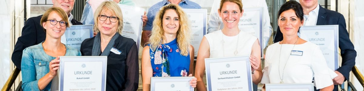 Die Gewinner, erste Reihe von links: Katrin Pontzen und Gisela Bukoll, Firma Bukoll; Stefanie Cáceres Sánchez, Firma Fred Weber; Claudia Altrichter, Firma Elsässer; Eileen Schneider, Firma Schneider die Badgestalter; Zweite Reihe von links: Georg Boddenberg, Firma Boddenberg die Badgestalter; Matthias Wensler, Firma Wensler; Volker Schmalenberger, Firma Schmalenberger; Wolfgang Reinec , Firma Reineck die Badgestalter; Ronald Maßalsky, Firma Maßalsky GmbH.